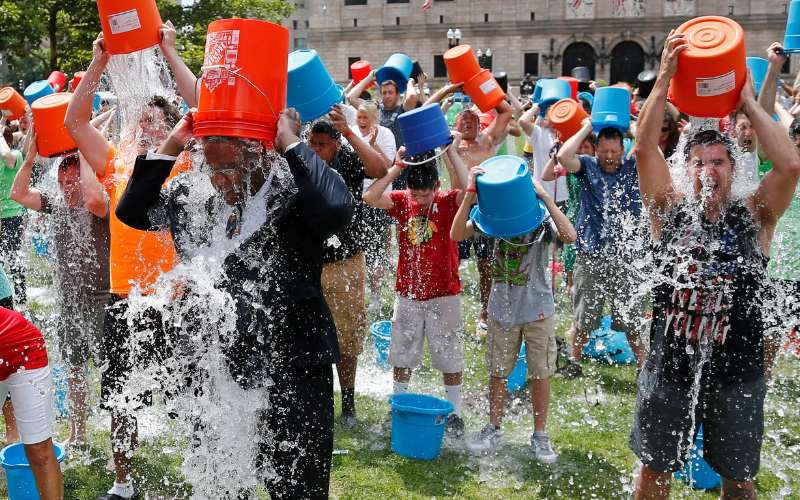 chiến dịch Viral Marketing ALS Ice Bucket Challenge