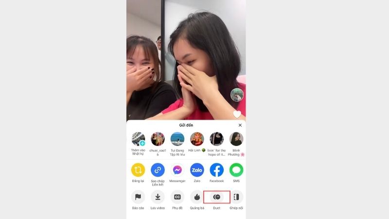 Nhấn vào nút Chia sẻ bên cạnh video mà bạn muốn Duet