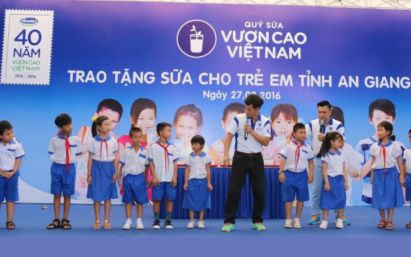 Vinamilk đã triển khai hoạt động CSR, mang tên quỹ sữa “Vươn cao Việt Nam"